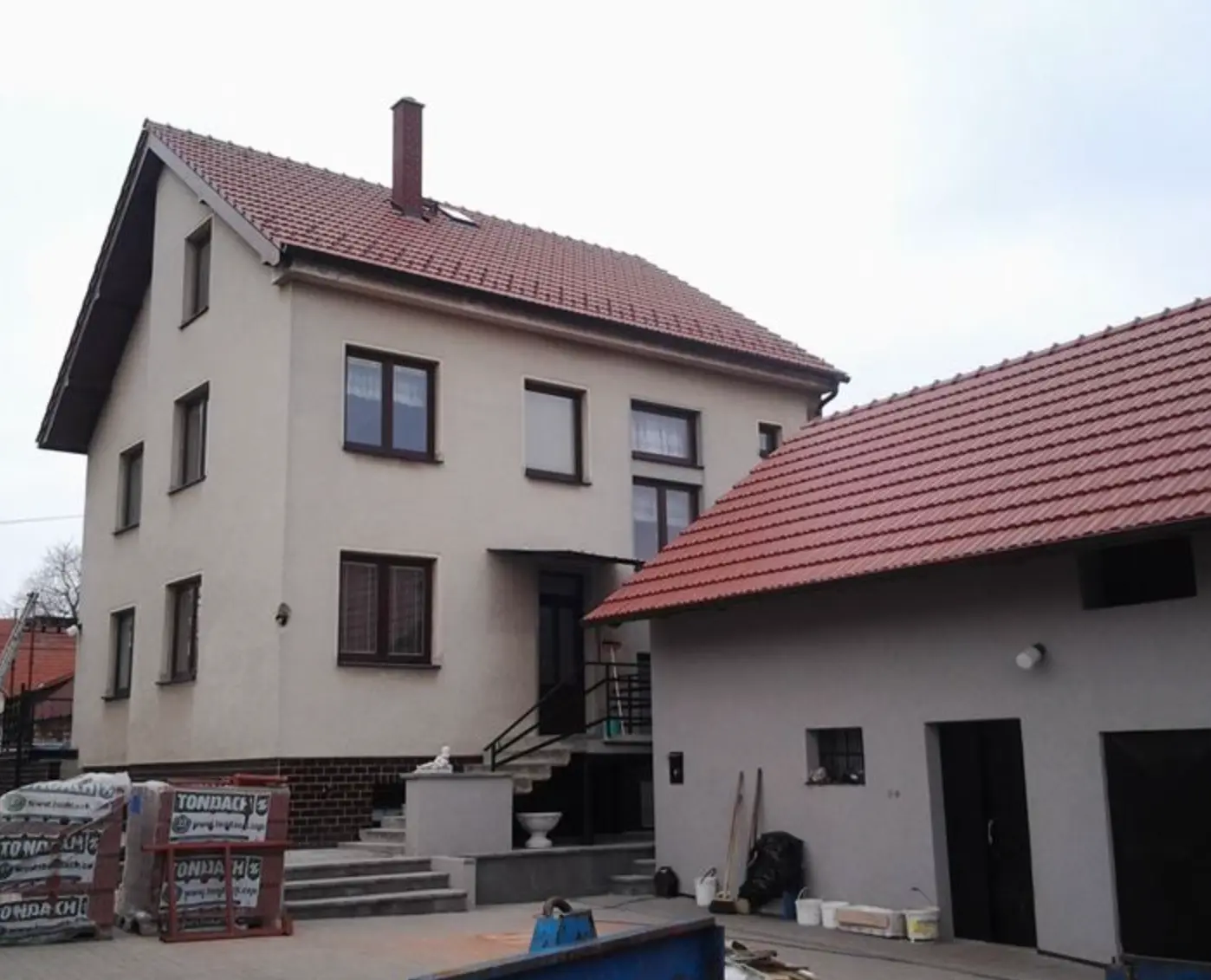 Háromszintes ház vörös cserepes tetővel
