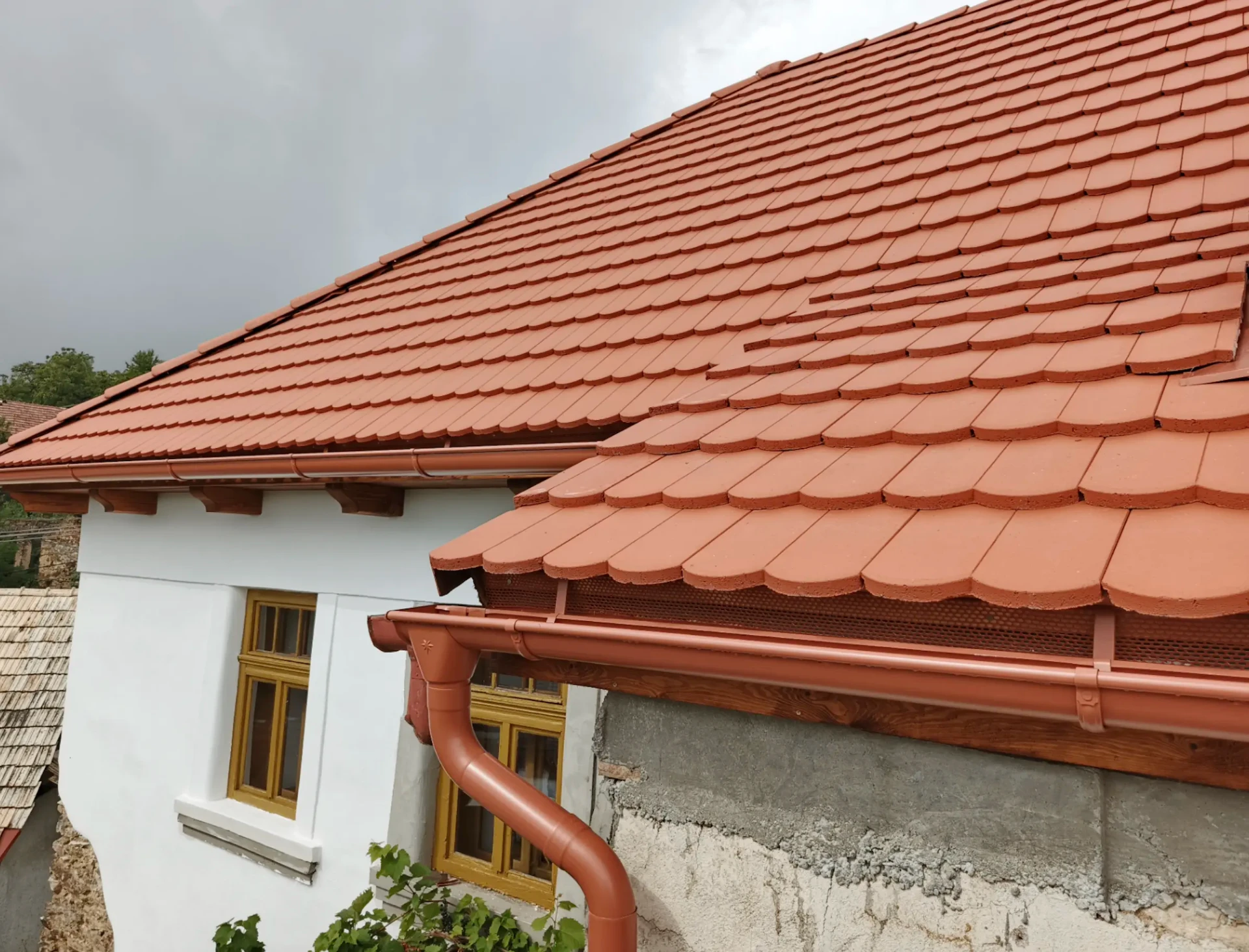 Vörös cserepes tető és ereszcsatorna részlet